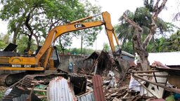 পাইকগাছায় পাউবোর জায়গায় ৪০টি অবৈধ স্থাপনা গুঁড়িয়ে দিল প্রশাসন