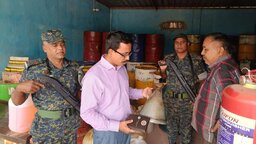 ব্রাহ্মণবাড়িয়ায় লিটারে ২০০ মিলি তেল কম দেওয়ায় ডিলারকে লাখ টাকা জরিমানা
