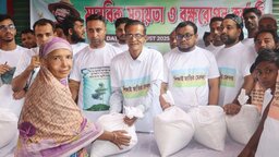 অসহায়দের পাশে পিরোজপুরের সামাজিক সংস্থা, ত্রাণ পেল শতাধিক পরিবার