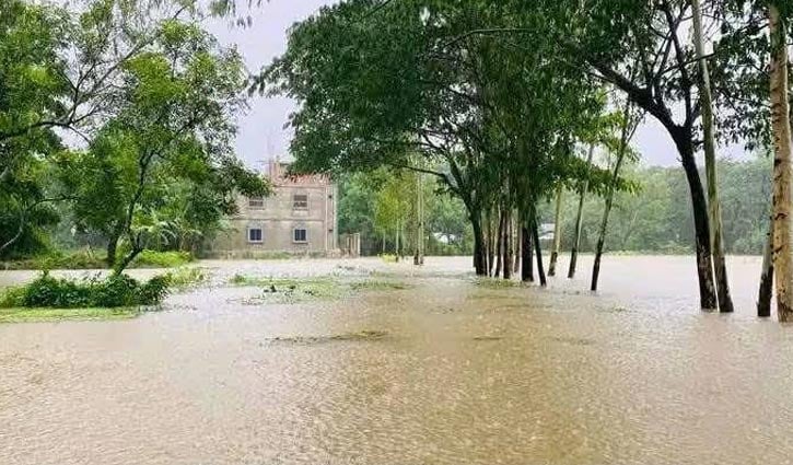 বৃষ্টি ও পাহাড়ি ঢলে চট্টগ্রামে পানিবন্দি লাখো মানুষ