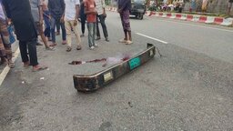 টুঙ্গিপাড়ায় দাঁড়িয়ে থাকা কাভার্ড ভ্যানে মাহিন্দ্রর ধাক্কা, চালক আশঙ্কাজনক