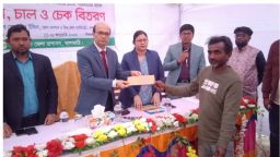 ঝালকাঠিতে আশ্রয়ণ প্রকল্পে অগ্নিকাণ্ডে ক্ষতিগ্রস্তদের মাঝে ঢেউটিন, চাল ও আর্থিক সহায়তা বিতরণ