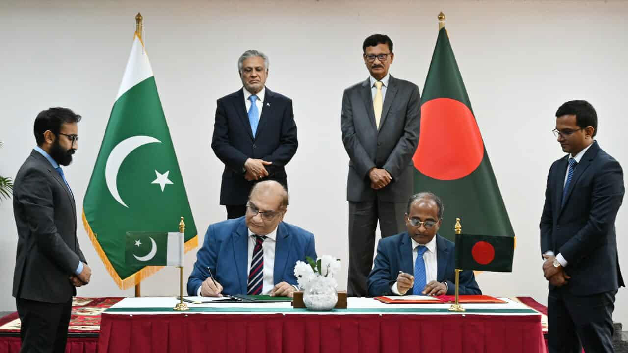 বৈঠক শেষে ৫ স্মারক ও এক চু‌ক্তি সই করল বাংলাদেশ-পা‌কিস্তান