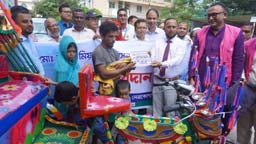 জমজ নবজাতক বিক্রির চেষ্টা ঠেকিয়ে পুনর্বাসন: দরিদ্র পরিবারকে অটোরিকশা দিলেন জেলা প্রশাসক