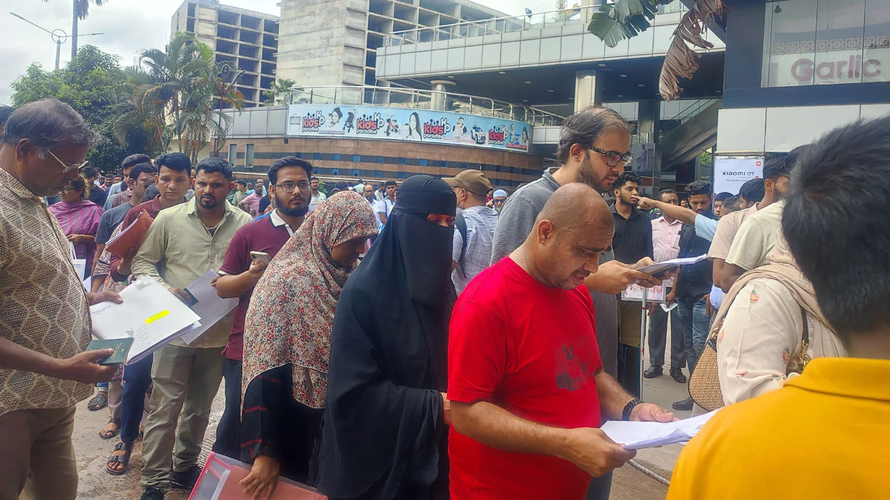 ভারতীয় ভিসাকেন্দ্রে দীর্ঘ সারি, ‘স্লট’ নিয়ে বড় ভোগান্তি