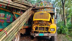 ফরিদপুরে দুই ট্রাকের মুখোমুখি সংঘর্ষ, চালক গুরুতর আহত