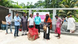 পাথরঘাটায় ১২০ দরিদ্র পরিবারের মাঝে হাঁস বিতরণ
