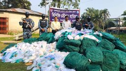 হাতিয়ায় কোস্ট গার্ডের অভিযানে বিপুল পরিমাণ অবৈধ জাল ও পলিথিন জব্দ