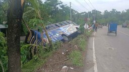 ভারি বৃষ্টিতে যাত্রীবাহী বাস খাদে, আহত অন্তত ২০