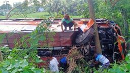 গোপালগঞ্জে দুটি বাস ও ১টি ট্রাকের ত্রিমুখী সংঘর্ষ, নিহত-১, আহত অর্ধশতাধিক