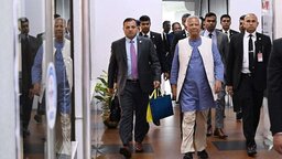 যুক্তরাজ্য সফর শেষে দেশে ফিরেছেন প্রধান উপদেষ্টা
