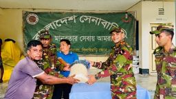 ফারুয়ায় বন্যাকবলিত মানুষের মাঝে ত্রাণ সামগ্রী বিতরণ করলো সেনাবাহিনী