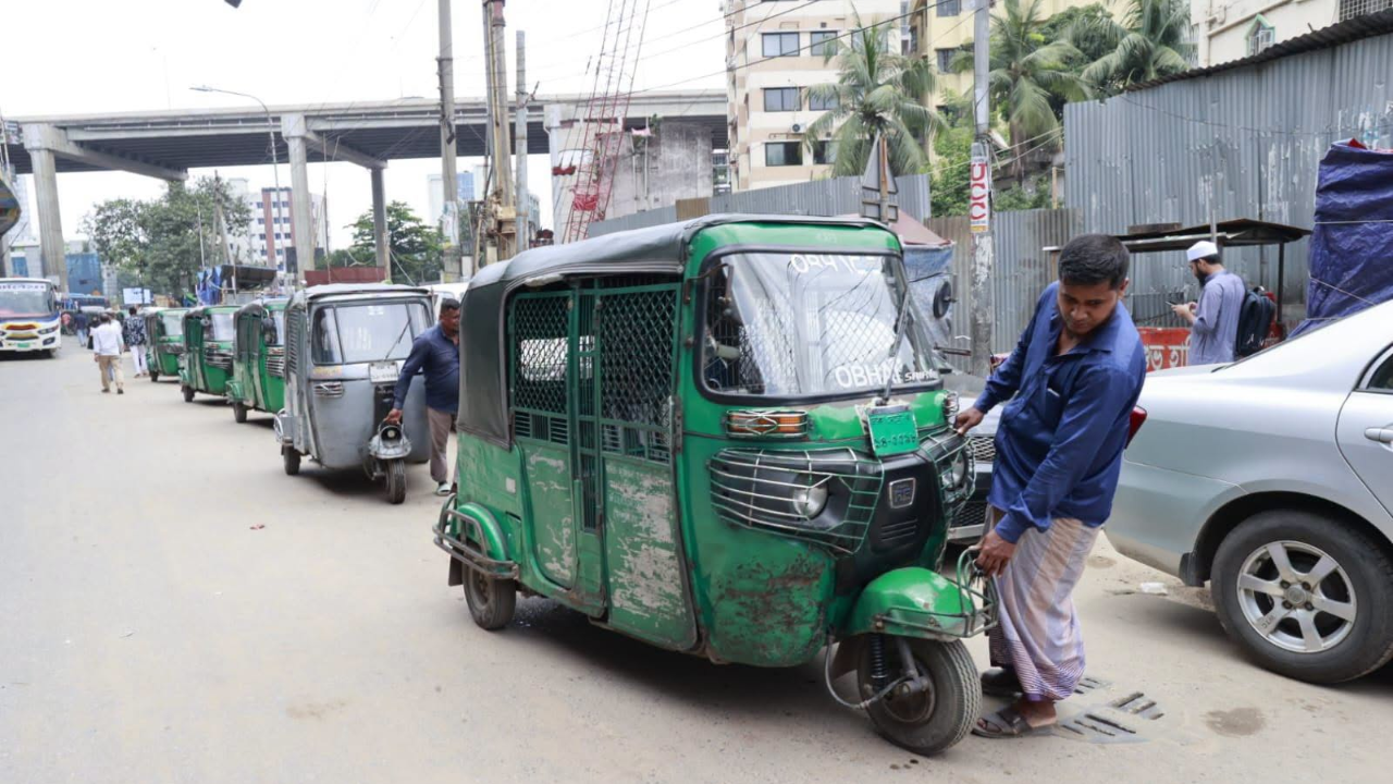 তীব্র গ্যাস সংকটে রাজধানীর সিএনজি  স্টেশনগুলোতে বিক্রি বন্ধ, ভোগান্তিতে চালকেরা