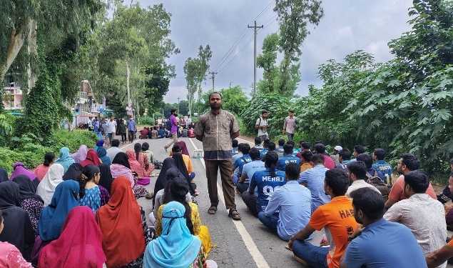 স্থায়ী ক্যাম্পাস নির্মাণের দাবিতে দ্বিতীয় দিনেও মহাসড়কে প্রতীকি ক্লাস রবীন্দ্র বিশ্ববিদ্যালয়ের