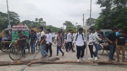 পরীক্ষা কেন্দ্র পরিবর্তনের দাবিতে টুঙ্গিপাড়ায় এইচএসসি পরীক্ষার্থীদের সড়ক অবরোধ