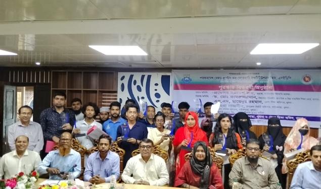 পাইকগাছায় ৩০ মেধাবী শিক্ষার্থীদের মাঝে পুরস্কার বিতরণ