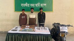 সাতক্ষীরায় অস্ত্র ও ইয়াবাসহ ৩ মাদক কারবারি গ্রেপ্তার