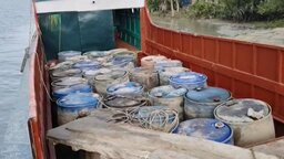 কলাপাড়ায় ট্রলার ভর্তি ৬২০০ লিটার জ্বালানি তেল জব্দ