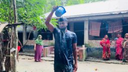 দুধ দিয়ে গোসল করে রাজনীতি ছাড়ার ঘোষণা নড়াইল ছাত্রলীগ নেতার