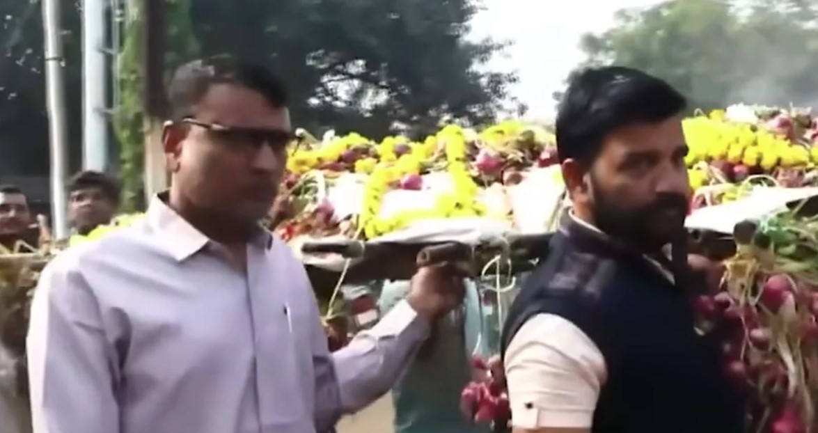 বাংলাদেশে বিক্রি করতে না পেরে এবার ভারতে পেঁয়াজের ‘শবযাত্রা’