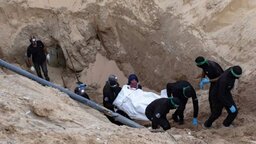 সুড়ঙ্গে আটকা যোদ্ধাদের বের করার আহ্বান হামাসের