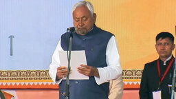 দশমবারের মতো মুখ্যমন্ত্রীর শপথ নিলেন বিহারের নীতিশ কুমার