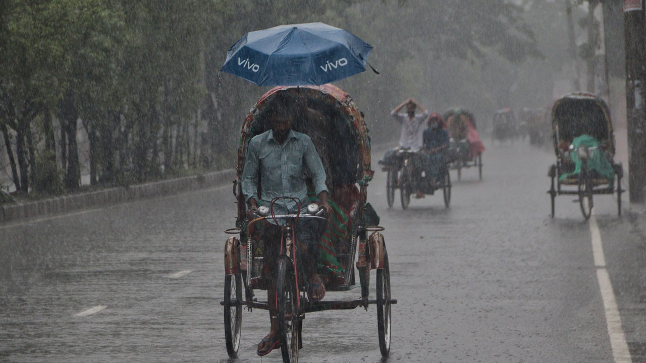 লঘুচাপের শঙ্কা : রবিবার থেকে বাড়তে পা‌রে বৃষ্টি