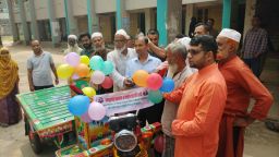 বকশীগঞ্জে ছিনতাইয়ে ভ্যান হারানো চালকের পাশে দুই ভাই, উপহার দিলেন নতুন অটোভ্যান