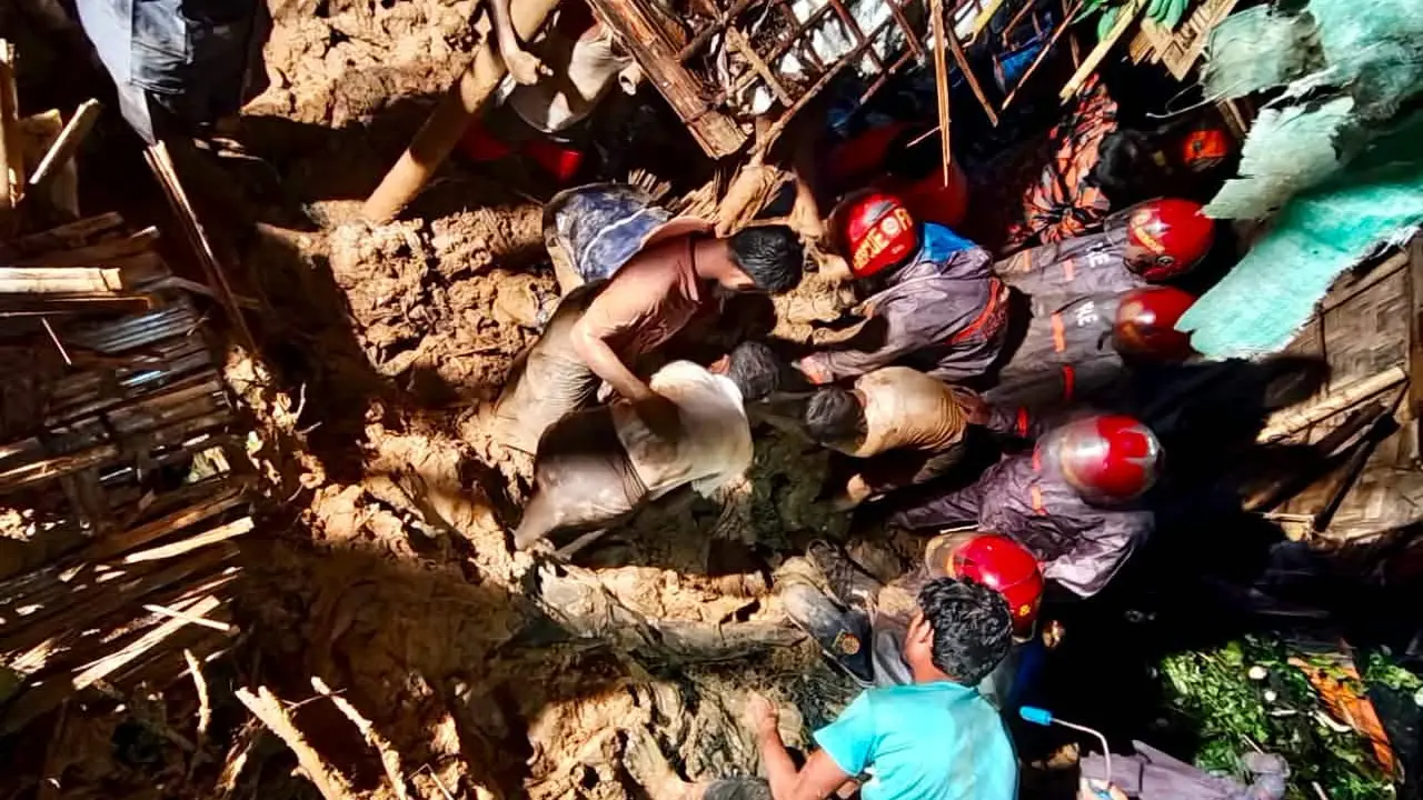 কক্সবাজারে পাহাড়ধসে মৃতের সংখ্যা বেড়ে ৯