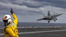 মধ্যপ্রাচ্যে যুদ্ধের দামামা, যেকোনো মুহূর্তে ইরানে মার্কিন হামলা!