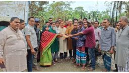 আগৈলঝারায় অগ্নিকান্ড ক্ষতিগ্রস্তদের জেলা পরিষদ প্রশাসকের আর্থিক  সহায়তা প্রদান