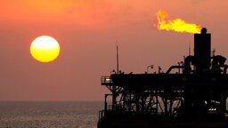 বিশ্ববাজারে জ্বালানি তেলের দামে আগুন