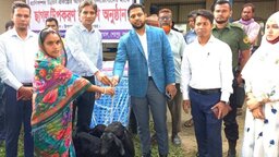 বগুড়ার শেরপুরে ক্ষুদ্র নৃগোষ্ঠীর মাঝে ছাগল ও খাবার বিতরণ