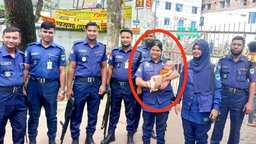 মা দিচ্ছেন নিয়োগ পরীক্ষা, বাইরে সন্তানকে সামলালেন নারী পুলিশ কনস্টেবল