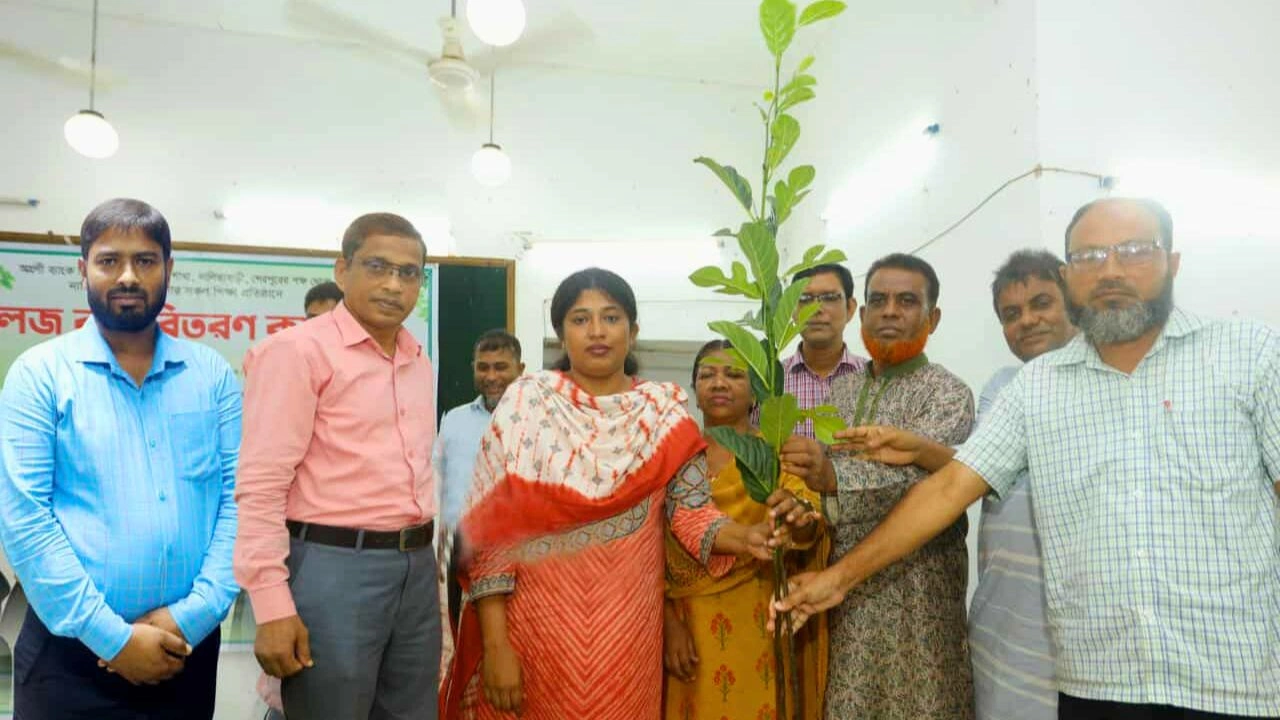 নালিতাবাড়ীতে অগ্রণী ব্যাংকের পক্ষ থেকে দেড় শতাধিক বিদ্যালয়ে গাছের চারা বিতরণ