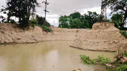 অবৈধভাবে মাটি কাটায় ৩৩ কেভি লাইনের খুঁটি ঝুঁকিতে, সংবাদ সংগ্রহে গিয়ে সাংবাদিককে হুমকি