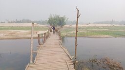 স্থায়ী সেতু নেই, নড়বড়ে সাঁকোতে ঝুঁকি নিয়ে পারাপার