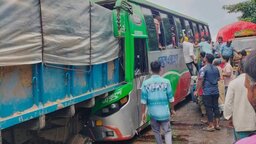 সোনাইমুড়ীতে দাঁড়িয়ে থাকা ট্রাকে বাসের ধাক্কা : বাসচালক নিহত, আহত ১২