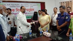 রাজাপুরে ১০ রোগী পেলেন ৫ লাখ টাকার চিকিৎসা সহায়তা