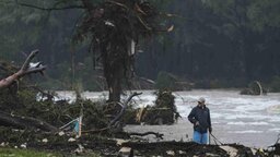 টেক্সাসে ভয়াবহ বন্যা : নিহত বেড়ে ৮২, নিখোঁজ ৪১