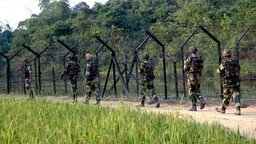 বাংলাদেশের সীমান্তে কেন সামরিক উপস্থিতি বাড়াচ্ছে ভারত