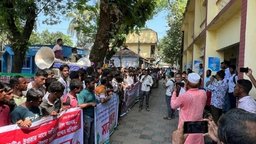 অতিরিক্ত টোল আদায়ের অভিযোগে বিক্ষোভ-মানববন্ধন, আইনগত ব্যবস্থা নেওয়ার আশ্বাস ইউএনও’র