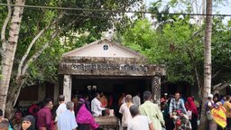 টুঙ্গিপাড়ায় ভিজিএফের চাল বিতরণে ওজনে কম দেওয়ার অভিযোগ