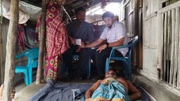 দীর্ঘ ৬ বছর চিকিৎসাবঞ্চিত প্যারালাইজড লতিফের পাশে ইউএনও