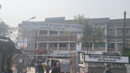 মোবাইলে কথা বলতে বলতে বাইকের নিয়ন্ত্রণ হারিয়ে যুবকের মৃত্যু