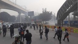 পুলিশ ও মোবাইল ফোন ব্যবসায়ীদের সংঘর্ষে রণক্ষেত্র কারওয়ান বাজার