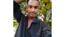 ঘরের ধর্ণার সঙ্গে ঝুলছিল গলায় ফাঁস দেওয়া যুবক