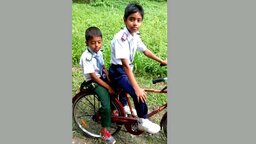 বাইসাইকেলে দুইভাই স্কুলে যাওয়ার পথে ট্রাকের চাকায় ছোটজন পিষ্ট