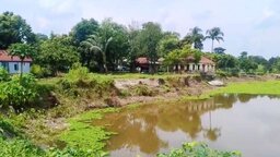 প্রশাসনকে বৃদ্ধাঙ্গুলি দেখিয়ে রাতের আঁধারে মাটি উত্তোলন, আশপাশের বাড়িঘর ক্ষতিগ্রস্ত