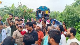 ভাঙ্গায় সড়ক ও রেলপথ অবরোধ, দুর্ভোগে যাত্রীরা